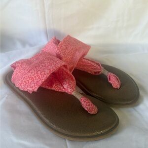 Sanuk Pink Leopard Print Fabric Flip Flop Sandals
